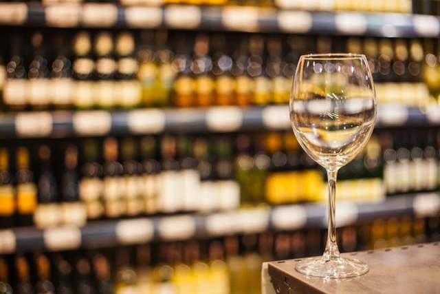 2021年起深圳酒商銷售酒飲需出示特定標識，食品銷售新規引發行業關注